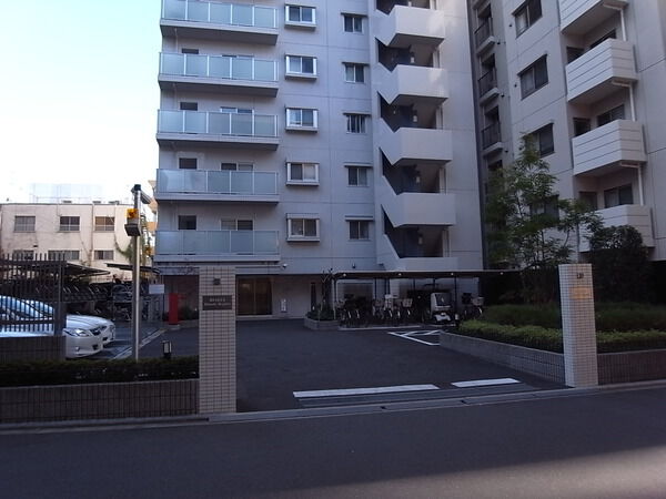 【ブラディア武蔵小金井】エントランスへ