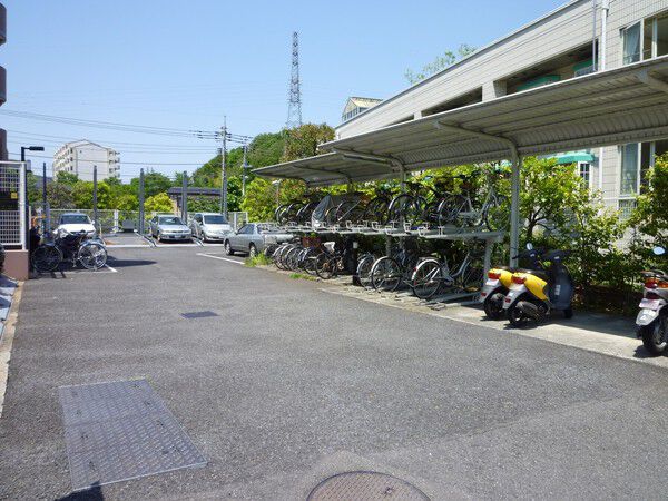 【ライオンズマンション南大沢】駐車場、駐輪場