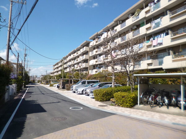 【ホームタウン南大沢】敷地内の風景