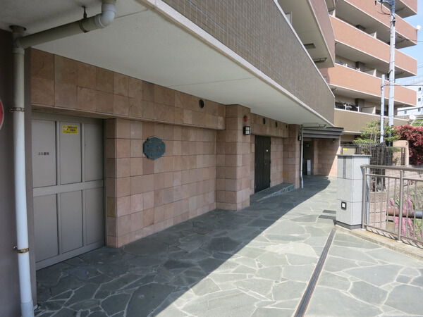 【レーベンハイム鎌倉大船】エントランスへ 【レーベンハイム鎌倉大船】エントランスへ