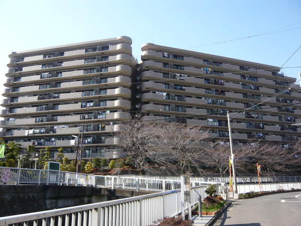 【モアステージ桜ヶ丘】南東側からみた外観