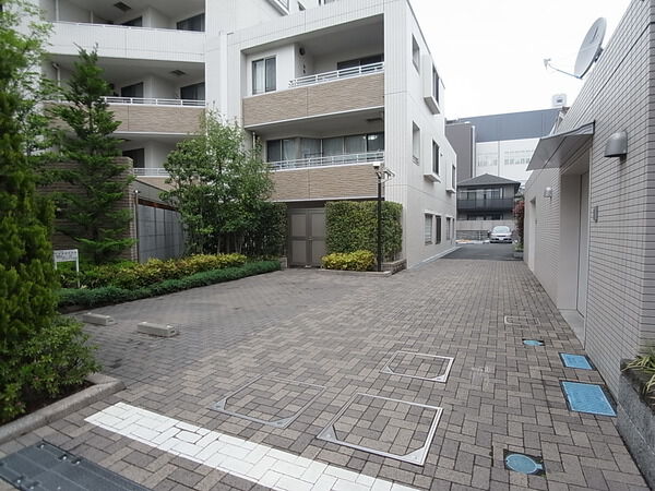 【プラウド南林間】マンション駐車場入り口 【プラウド南林間】マンション駐車場入り口
