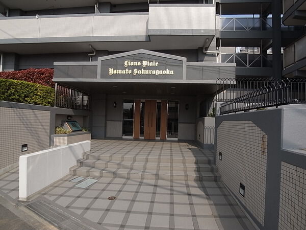 【ライオンズヴィアーレ大和桜ヶ丘】エントランス 【ライオンズヴィアーレ大和桜ヶ丘】エントランス