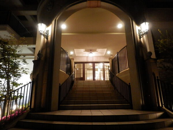 【グランシティ鎌倉植木の杜】夜のエントランス 【グランシティ鎌倉植木の杜】夜のエントランス