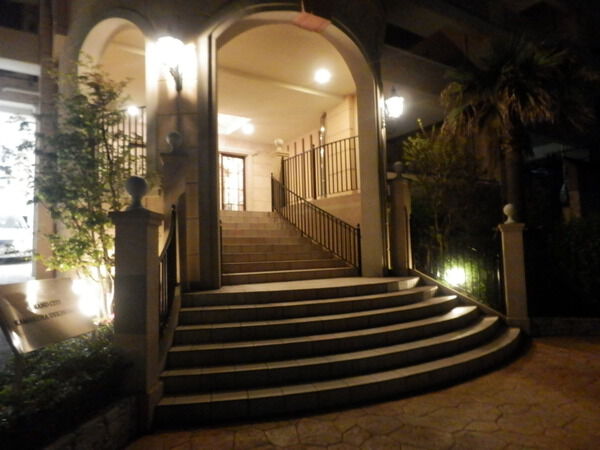 【グランシティ鎌倉植木の杜】夜のエントランス2 【グランシティ鎌倉植木の杜】夜のエントランス2