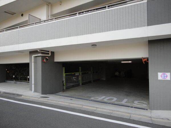 【アイディーコート多摩永山】駐車場入り口 【アイディーコート多摩永山】駐車場入り口