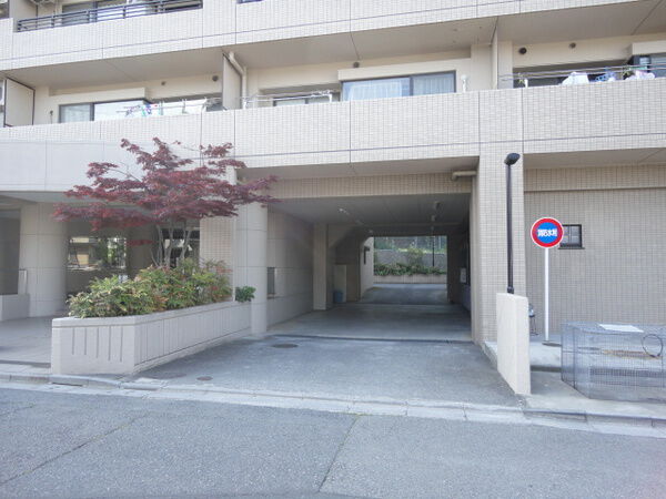 【ルイシャトレ多摩永山】駐車場入り口