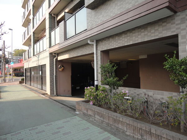 【ライオンズヴィアーレ多摩永山】駐車場入り口