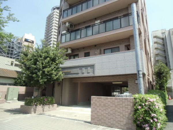 【ライオンズマンション聖蹟桜通り】建物入口 【ライオンズマンション聖蹟桜通り】建物入口