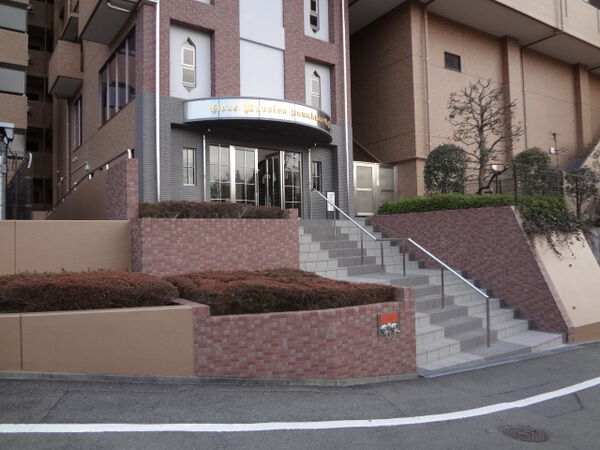 【ライオンズマンション鎌倉大船】エントランスアプローチ 【ライオンズマンション鎌倉大船】エントランスアプローチ