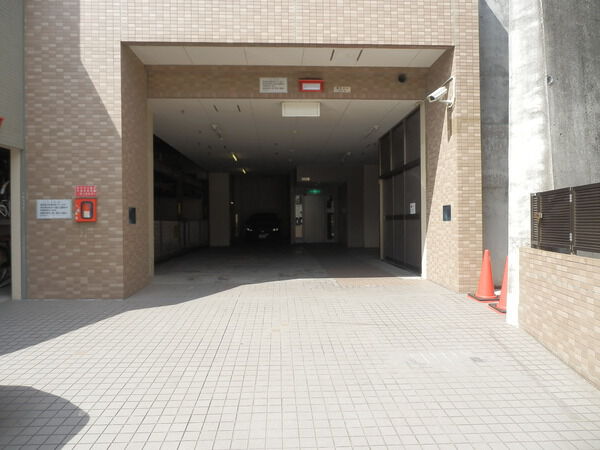 【オーベル鎌倉岡本グランフィオーレ】車の進入路 【オーベル鎌倉岡本グランフィオーレ】車の進入路