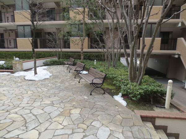 【フェアロージュ本郷台】敷地内の様子