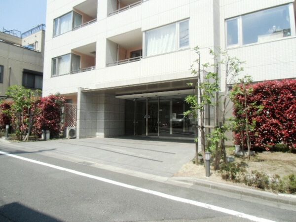 【カルデアガーデン多摩永山壱番館】建物入口 【カルデアガーデン多摩永山壱番館】建物入口