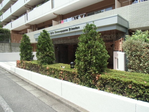 【ライオンズヒルズ多摩永山】エントランス入口 【ライオンズヒルズ多摩永山】エントランス入口