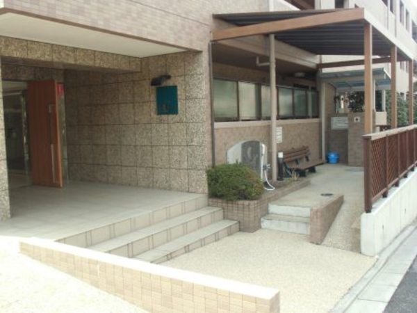 【フォレッジ多摩永山】建物入口