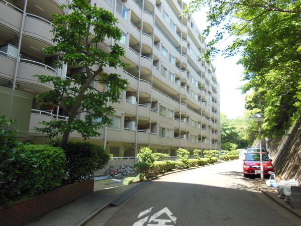 【鎌倉グリーンマンション】駐車場への車路と外観