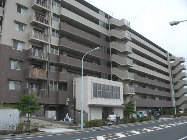 【クイーンシティ百草園ベルフォレスト】建物外観