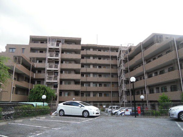 【津田沼東パークホームズ壱番館】通路側外観 【津田沼東パークホームズ壱番館】通路側外観