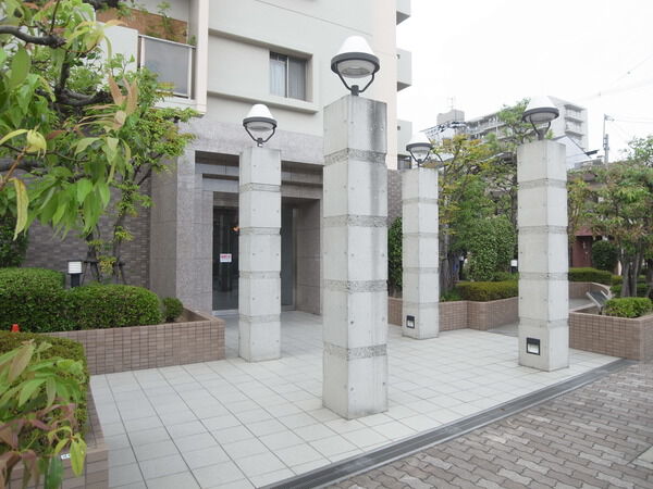 【ファミール東加賀屋】エントランス前