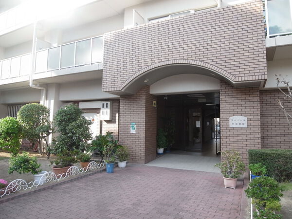 【ファミール中加賀屋】エントランス前