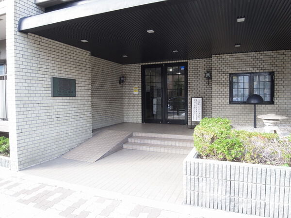 【ライオンズマンション住吉公園】エントランス前