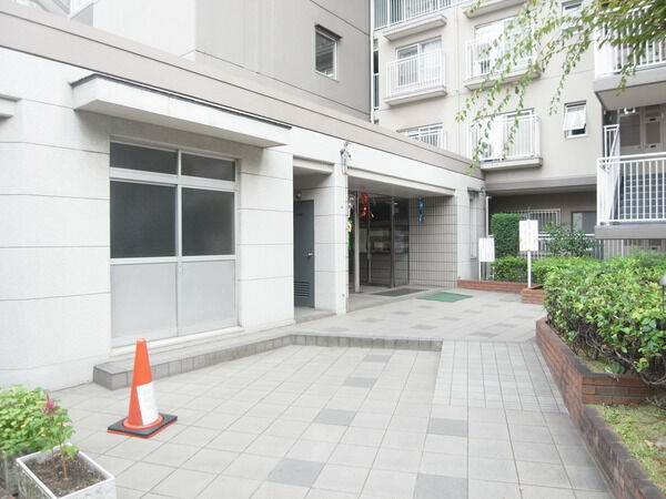 【エバーグリーン第2住吉】エントランス前