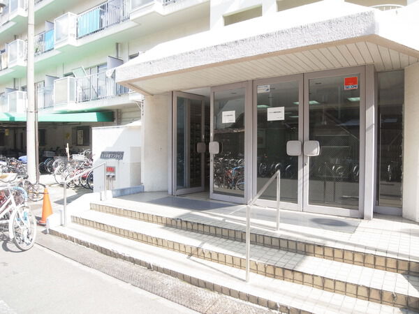 【ニュー北加賀屋マンション】エントランス前 【ニュー北加賀屋マンション】エントランス前