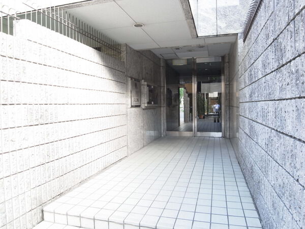 【ルナピエーナー浜口西】エントランス前 【ルナピエーナー浜口西】エントランス前