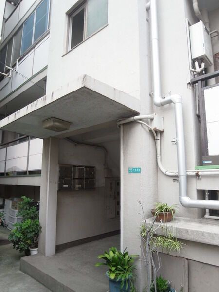 【東加賀屋マンション】エントランス前