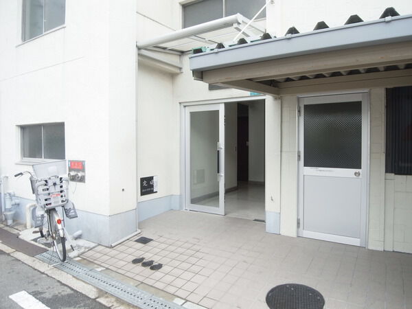 【天祥コーポラス】エントランス前