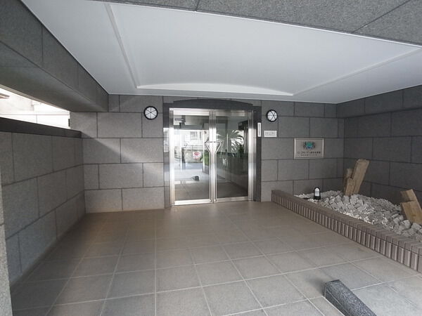 【ローズガーデン浦安参番館】エントランス