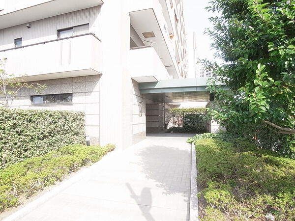 【クレストフォルム浦安弐番館】エントランスアプローチ 【クレストフォルム浦安弐番館】エントランスアプローチ