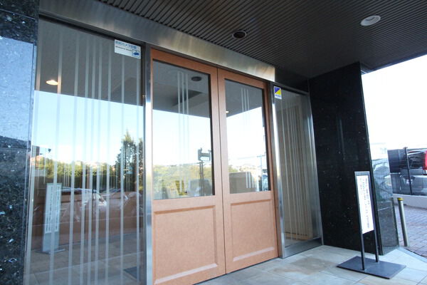 【ニューパース横濱弘明寺】エントランス 【ニューパース横濱弘明寺】エントランス