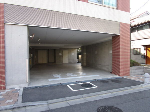 【Brillia滝野川】駐車場入口