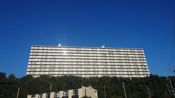 ◆高台に聳え立つ幕張ハウス ◆高台に聳え立つ幕張ハウス