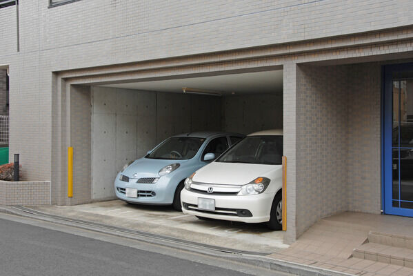 敷地内に設置された駐車場は、合計11台収容。