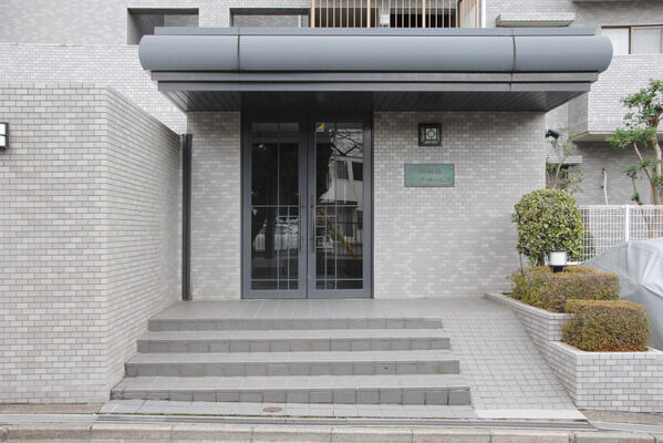 スロープと階段があるエントランスアプローチ。