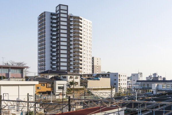 【BELISTAタワー取手駅前】駅に沿う高台に建ち、明るい陽光が降り注ぐ南東・南西向き。		