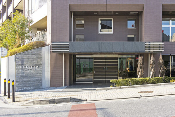 エントランスを抜けると、光に満ち溢れた2層吹抜けエントランスホールが広がる。		 エントランスを抜けると、光に満ち溢れた2層吹抜けエントランスホールが広がる。