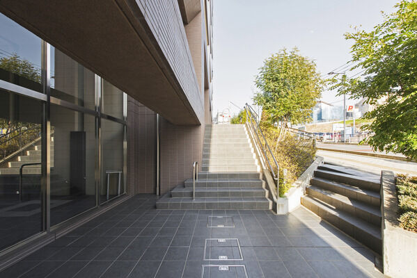 アプローチには、四季折々に咲く花が植栽されています。 アプローチには、四季折々に咲く花が植栽されています。