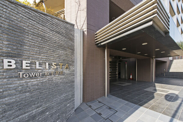 大きな庇とエントランスプレートの意匠が印象的。		 大きな庇とエントランスプレートの意匠が印象的。