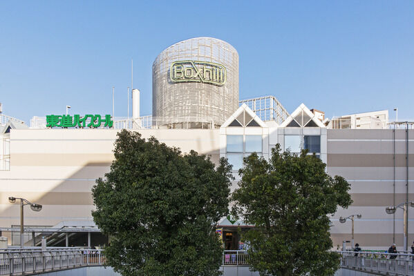 書店やレストラン、病院もある駅ビル「ボックスヒル取手」は約120m(徒歩2分)。 書店やレストラン、病院もある駅ビル「ボックスヒル取手」は約120m(徒歩2分)。