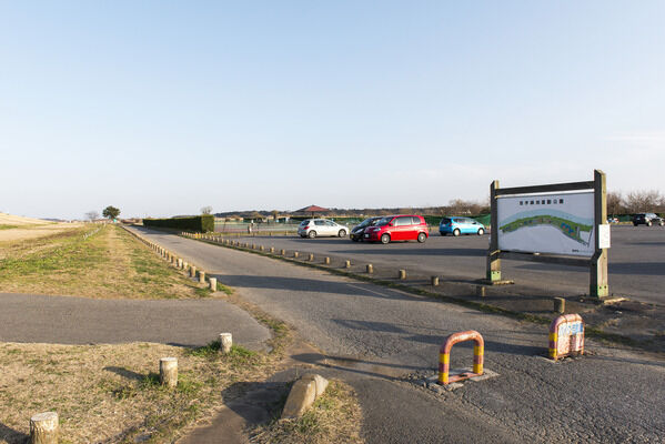 利根川の河川敷に広がる「取手緑地運動公園」まで約550m(徒歩7分)。 利根川の河川敷に広がる「取手緑地運動公園」まで約550m(徒歩7分)。