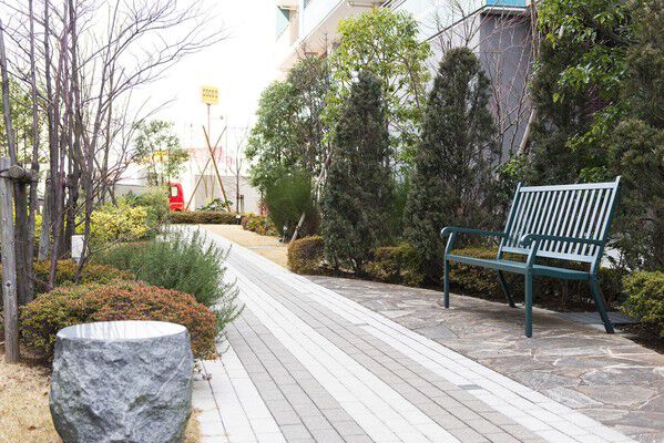 緑に彩られた庭園には、ゆったりと休息できるベンチを設置。		