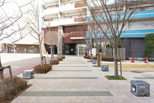 アプローチや広場の舗装には、真夏のヒートアイランド現象を考慮した素材を使用。		