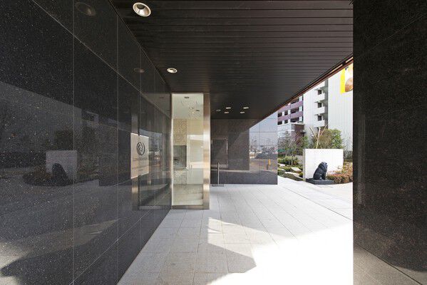 気品と美を満たす迎賓意匠のエントランスアプローチ。