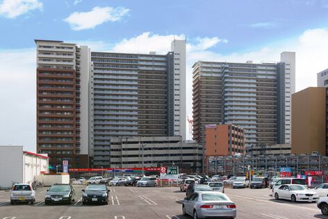 総戸数454戸。周囲の豊かな自然と美しく調和した佇まい。