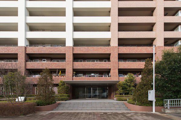 温もりを感じられる照明を目指し、夜には駐車場や共用廊下に白熱灯の優しい光が灯る。