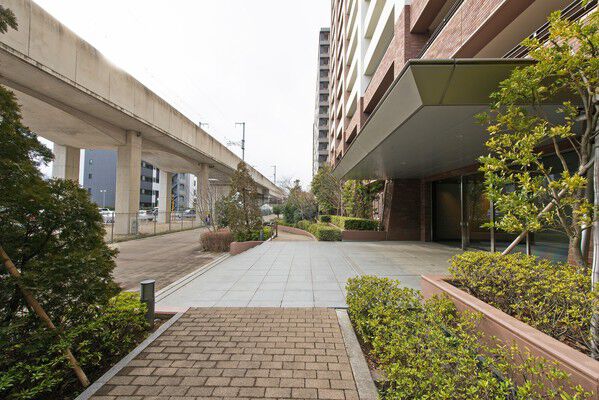 花と樹木を知り尽くした造園家のこだわりが随所にちりばめられたアプローチ。	