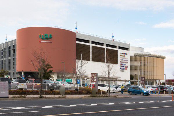 大型ショッピングモール「イーアスつくば」まで約570m（徒歩8分）。		